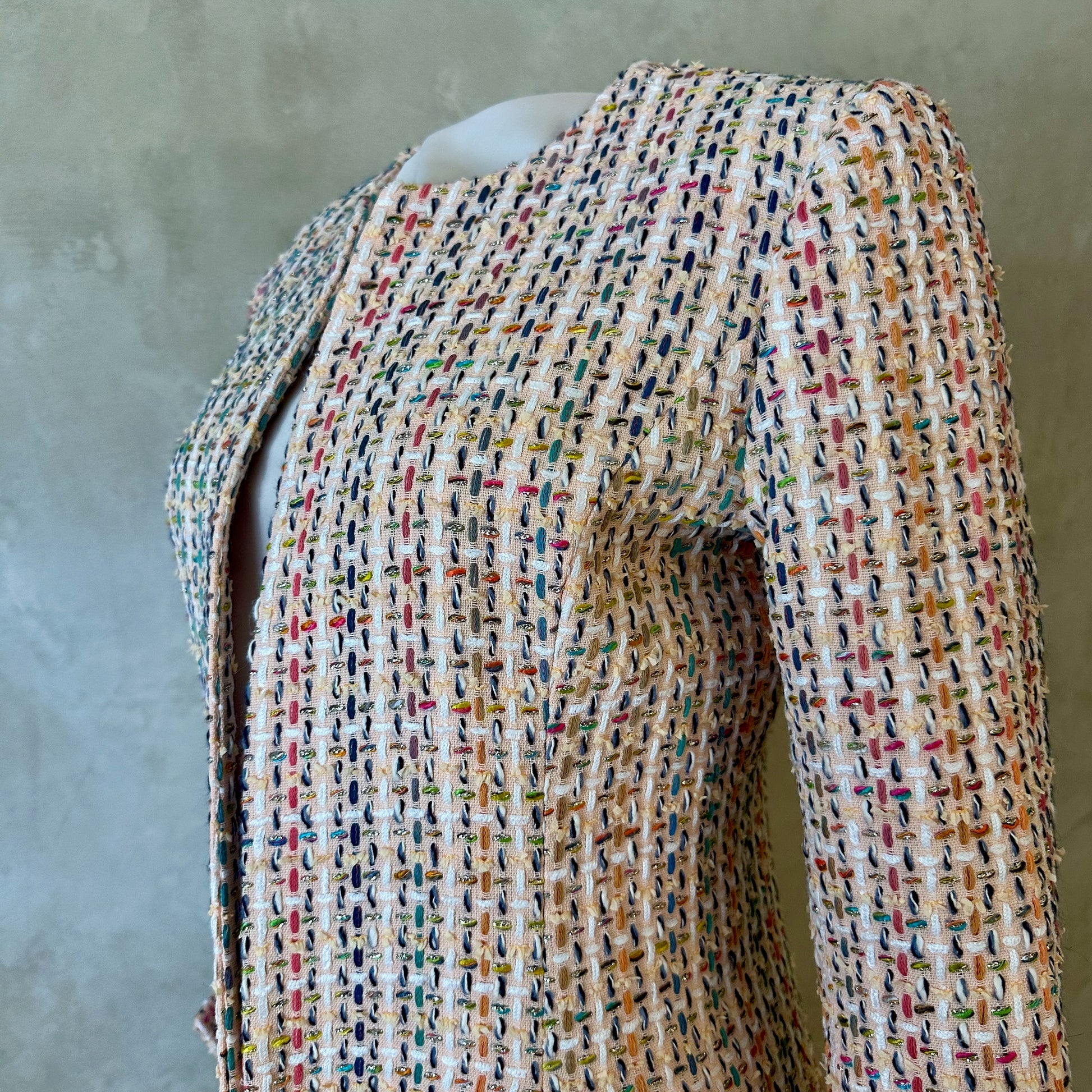 Fitted Hourglass Coat in Pale Linton Tweeds Boucle. A Fitted Sprint-Summer Bouclé Coat  - the perfect investment piece for Royal Ascot and Summer Occasions. Handmade in Britain. Collar Detail.