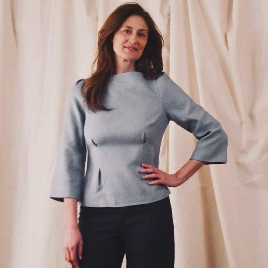 8 – La blusa a medida con cuello barco en seda matka azul pálido